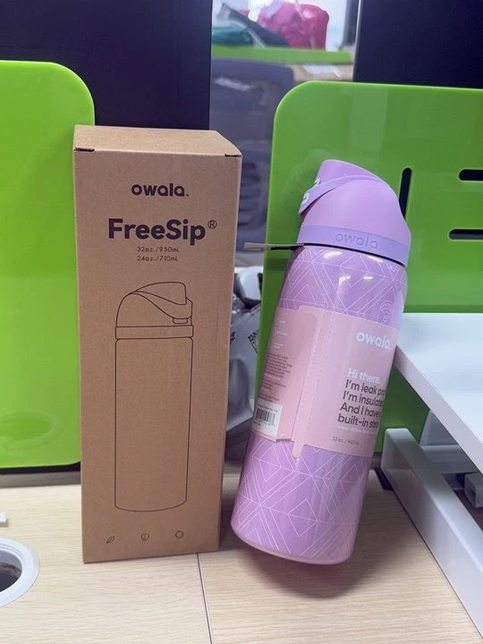 Bottiglia d'acqua Owala Wicked For Good Glinda 32 oz Freesip regalo di Natale nuova in mano - Immagine 2 di 4