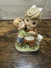 Vintage Artmark Figurine Mother Hugging Child White kitten Korea Free Ship