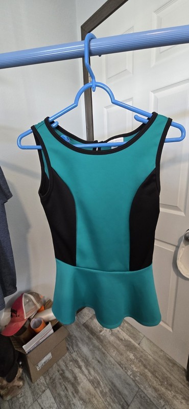 Bisou Bisou Women's Size XS Peplum Blouse  Green, Black  Sleeveless Tank