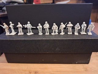 Joblot Of 12 x WW2 German Infantry Figures 1/72 Winter Camo Uniforms Unpainted