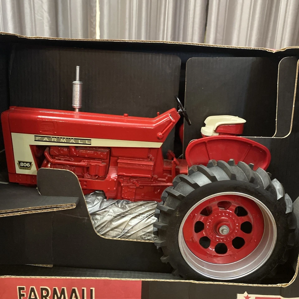 Rare ERTL FARMALL 806 1/8 Scale, Diecast Toy Tractor New In Box - Image 4 of 4