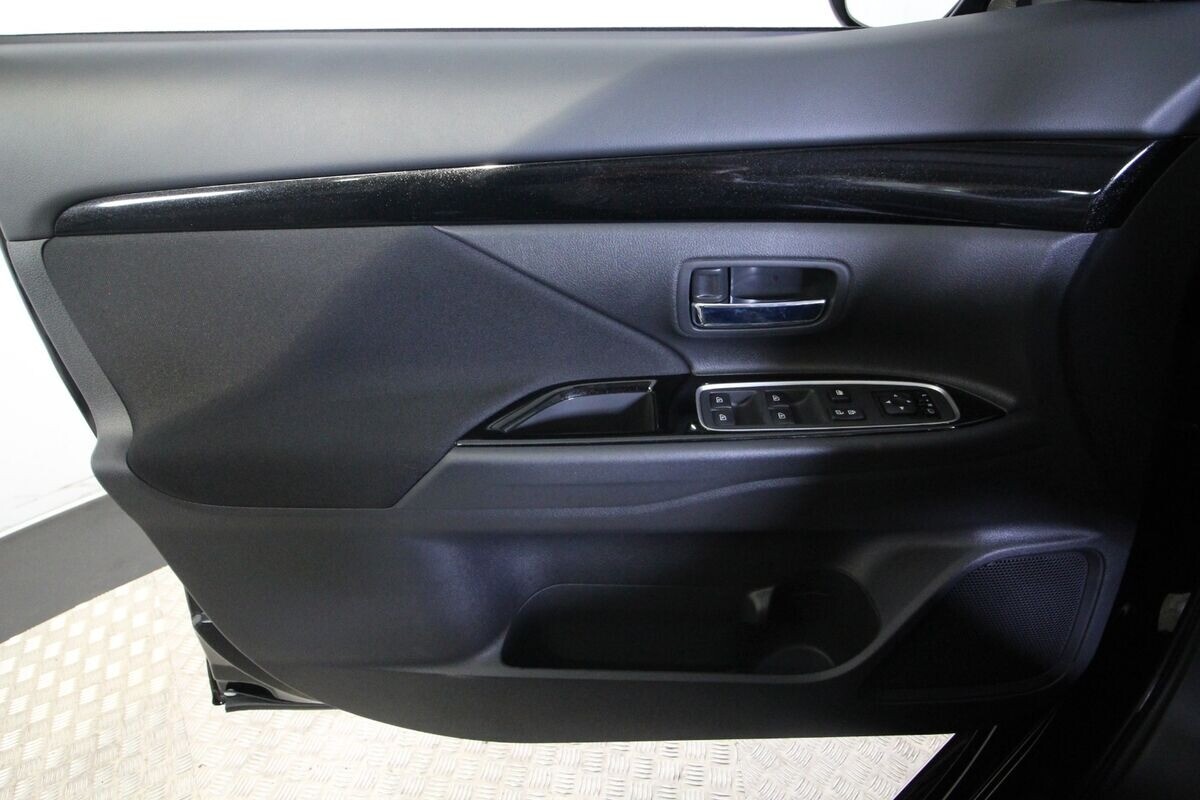 Mitsubishi Outlander 2,4 PHEV Inform+ CVT 4WD