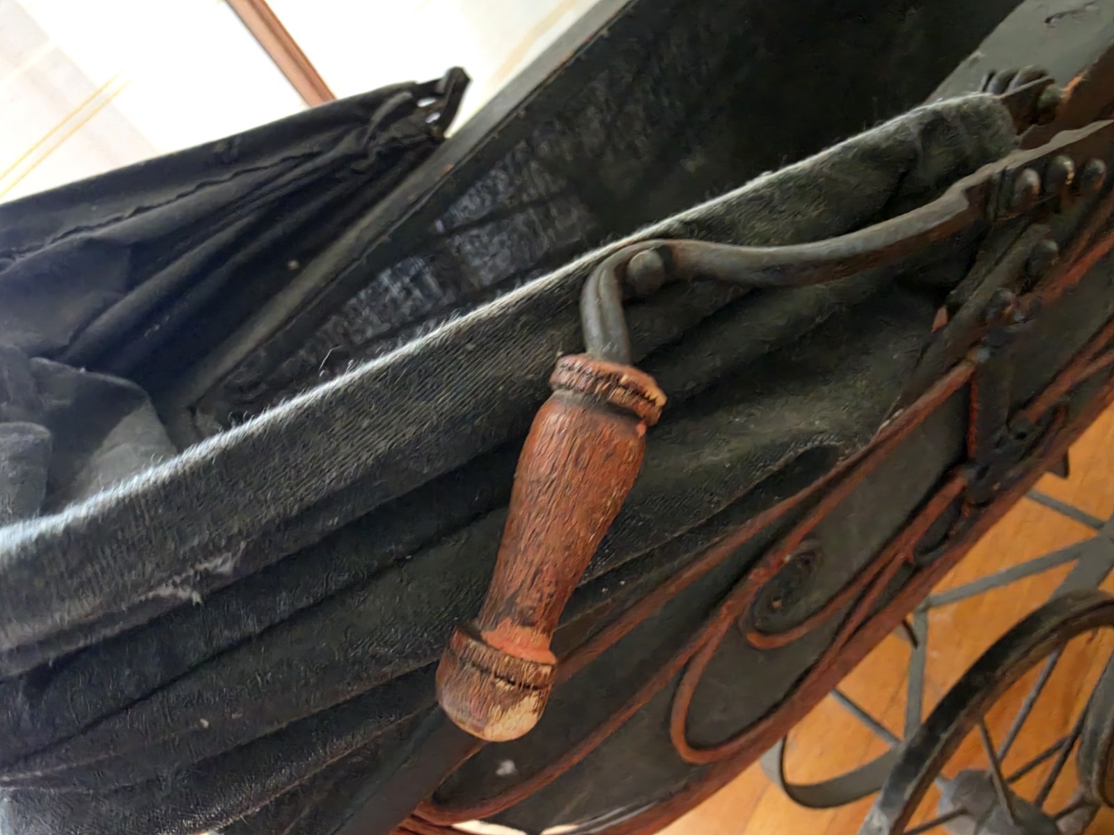 Carrozzina passeggino vintage nera con capottina, metallo e manico in legno foto 5