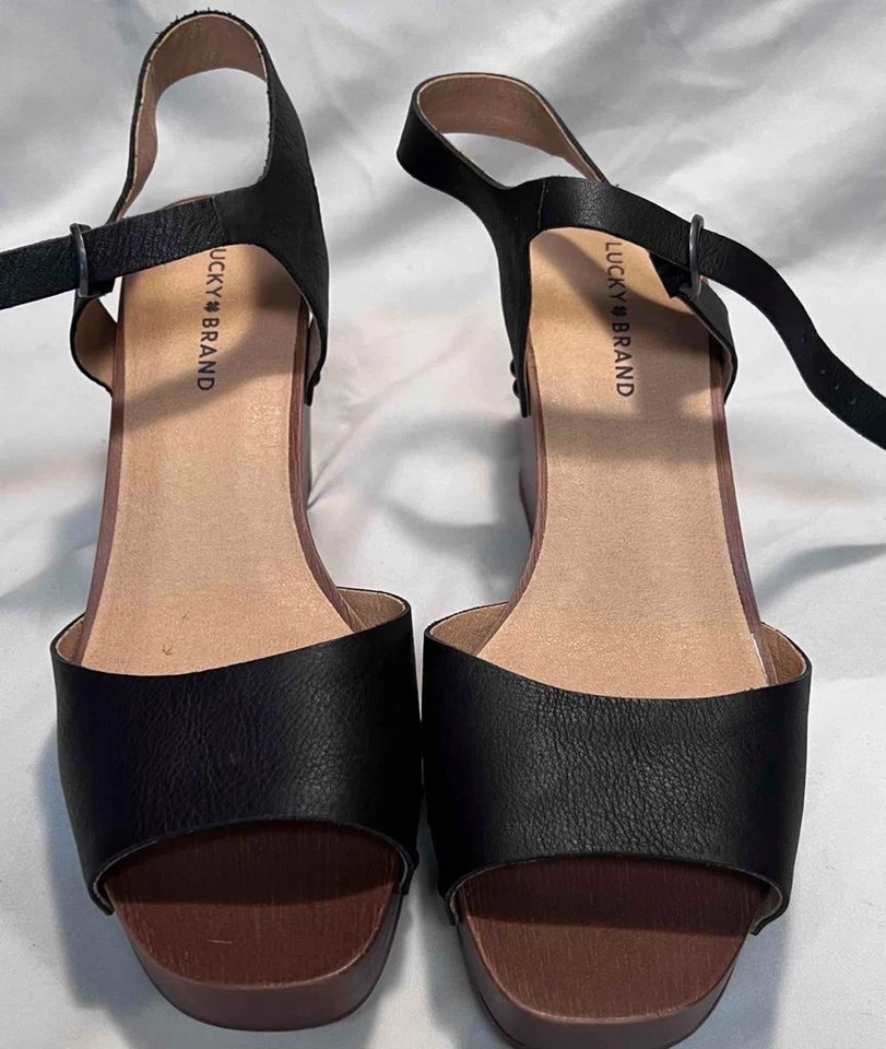 Zapatos de tacón de cuña para mujer Lucky Brand Zashti de cuero negro punta abierta de 3-3/4" talla 11 Foto 2 de 4