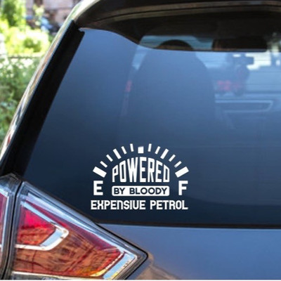 AUTOSCHEIBENAUFKLEBER / DECAL - POWERED BY BLUTIG TEURES BENZIN - HOCHWERTIGES VINYL