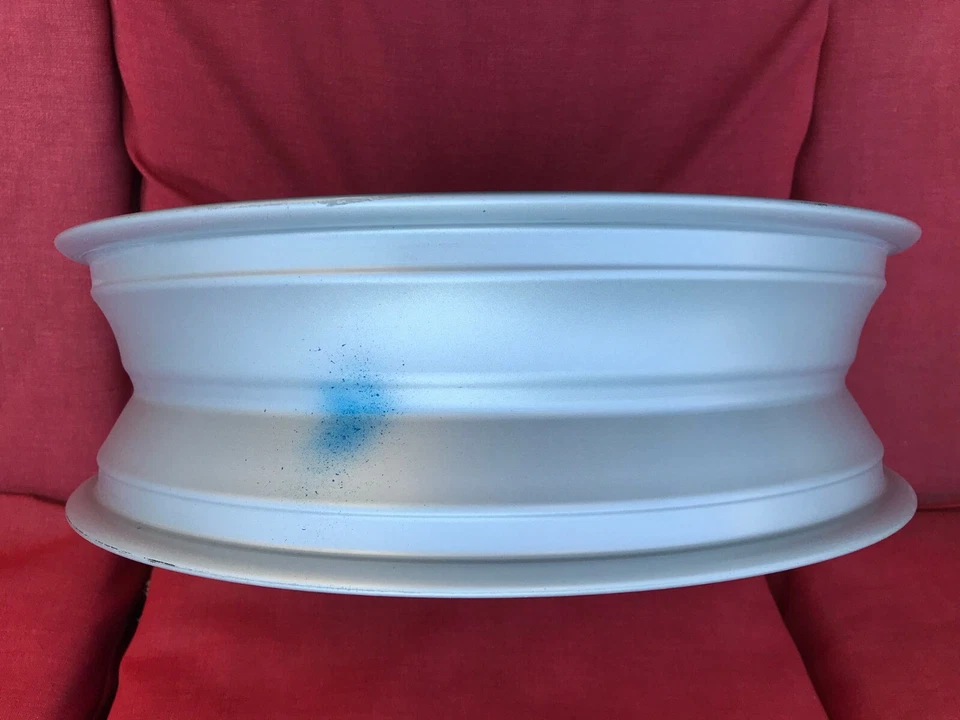 Rueda trasera BMW F650CS 3 radios plateada 4,50-17 NOS Foto 3 de 4