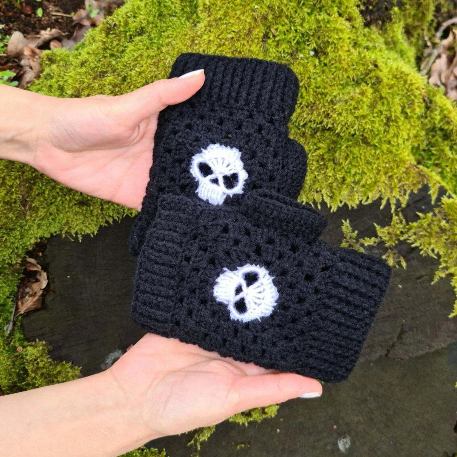 Black Fingerless Gloves with Skulls
