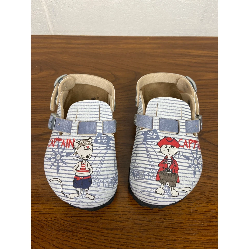 Nuevo en caja Zuecos Birki's Kay Piratas y Amigos Estampado Gráfico Correa Ajustable EU26 C8 Foto 2 de 4