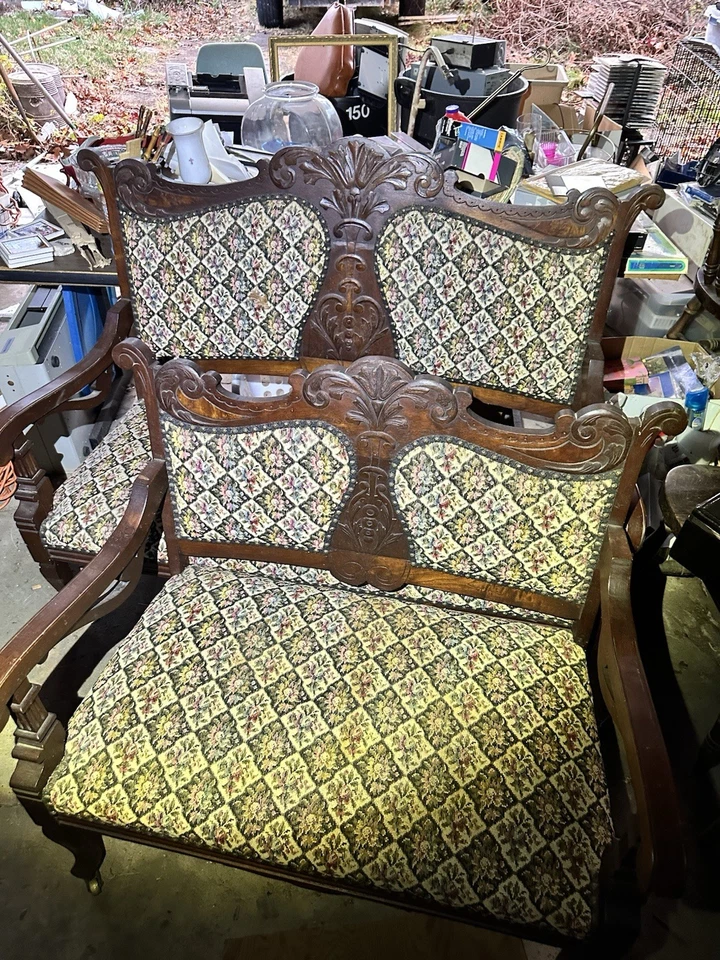 Sofá tallado victoriano/influenciado por Eastlake - alrededor de 1880 Foto 2 de 4