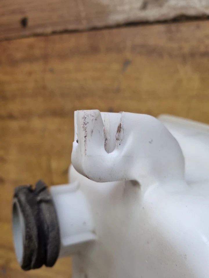 TOYOTA COROLLA OVERFLOW BOTTLE ZZE122 12/01-06/07 (PART OF FAN SHROULD)  - image 4 of 4