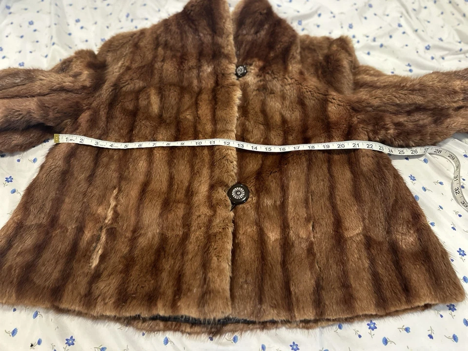 Abrigo recortado forrado de piel de visón vintage para mujer cuello Mao cierre de botones. Foto 4 de 4