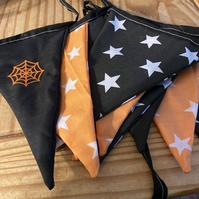 Handgefertigte Stoff Wimpelkette 12 Fahnen 3m - Halloween schwarz und orange Spinnennetz Sterne 