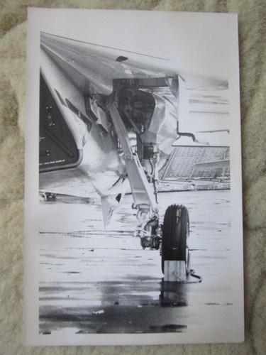 PHOTO GRUMMAN F-14 TOMCAT US NAVY VF-124 DETAIL TRAIN ATTERRISSAGE LE BOURGET 73 - Afbeelding 1 van 2