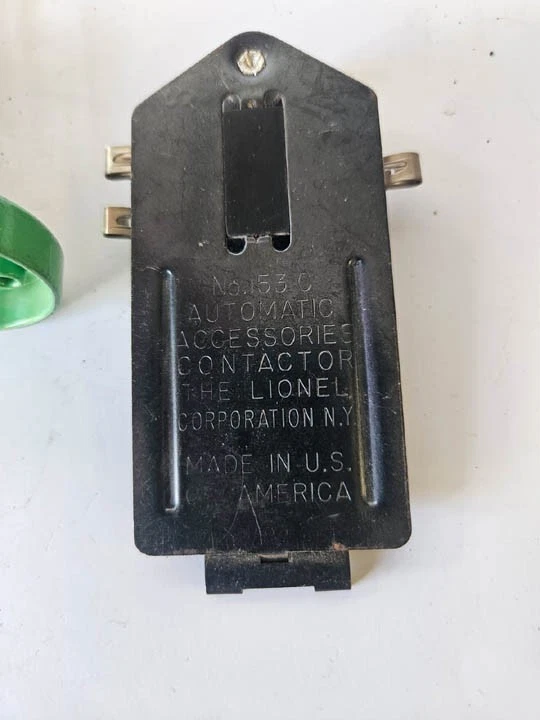 Lionel 153 Automatic BLOCK SIGNAL Green Diecast Base, and 153C Contactor - Image 4 of 4