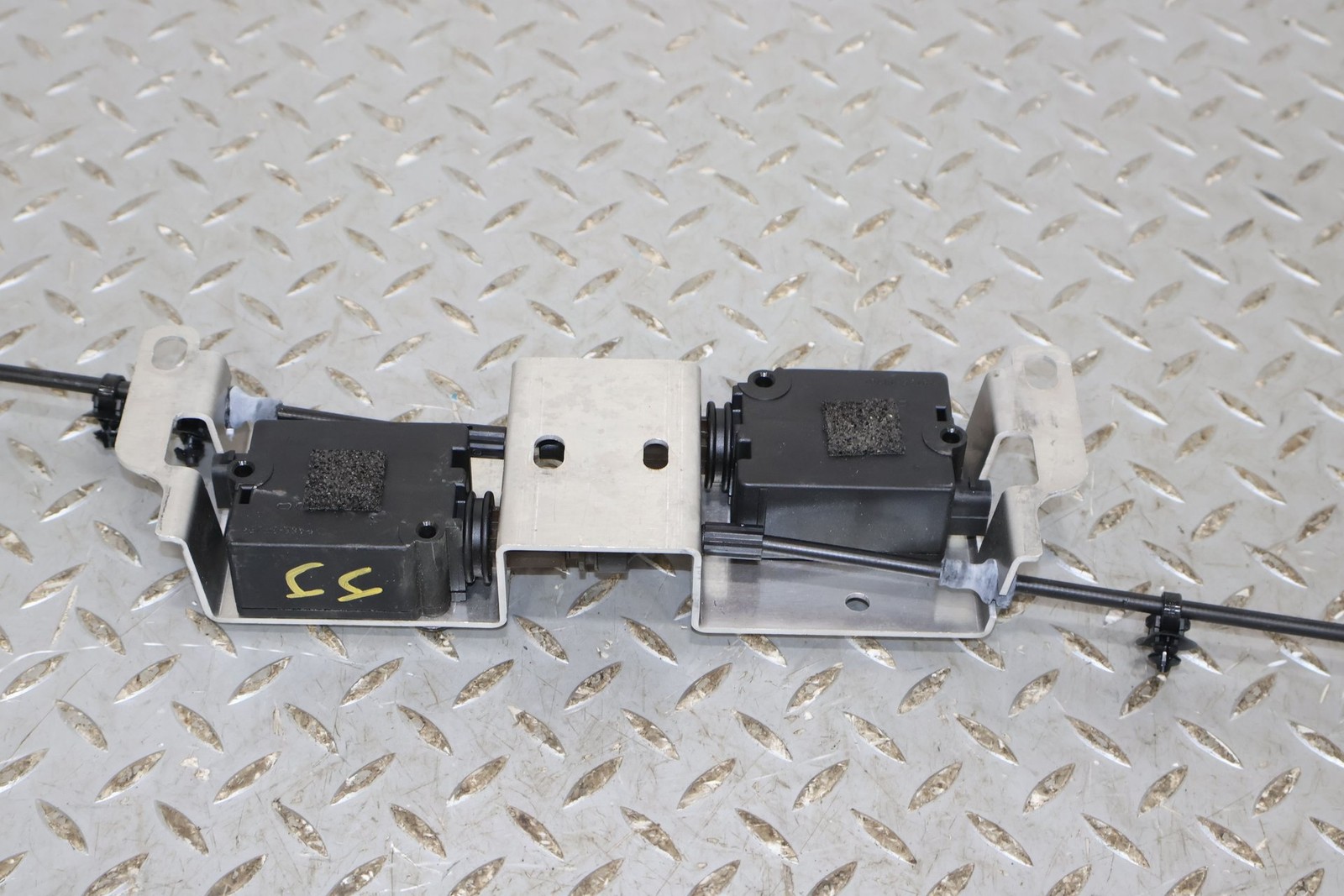 09 Aston Martin V8 Vantage Pair LH&RH Convertible Boot Cover Latches W/ Cables