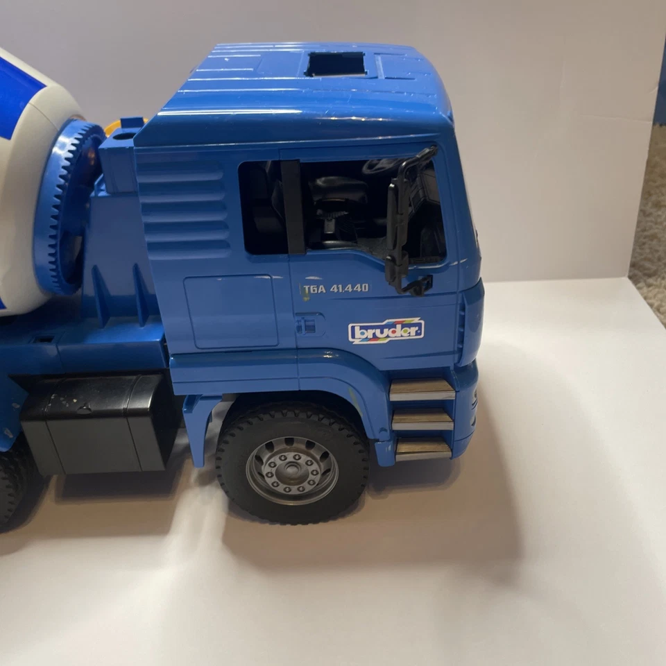 Camión mezclador de cemento Bruder 1/16 Man TGA 02738 Foto 2 de 4