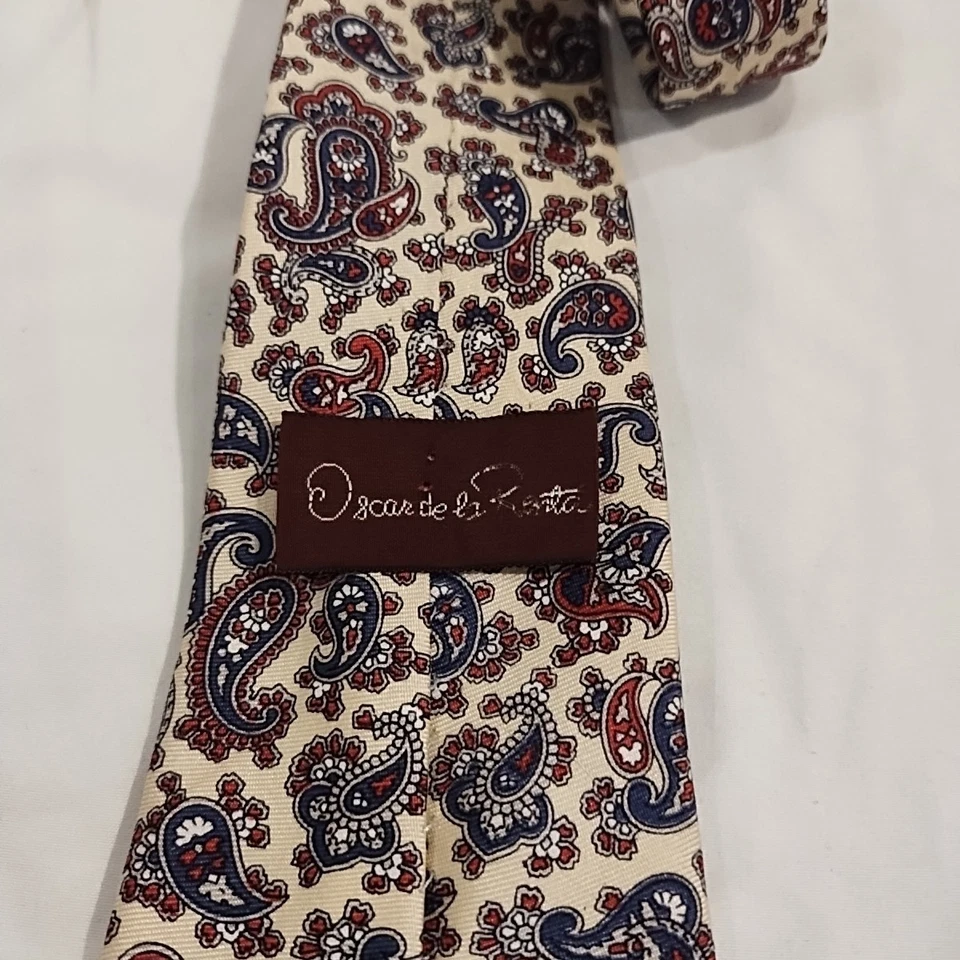 Corbata Oscar De La Renta 100 % seda Foto 3 de 4