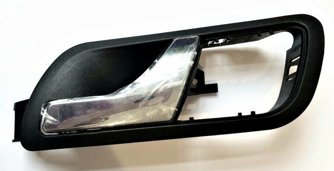 Poignée de porte intérieure avant gauche usée : changez pour ce modèle chrome Fabia 1