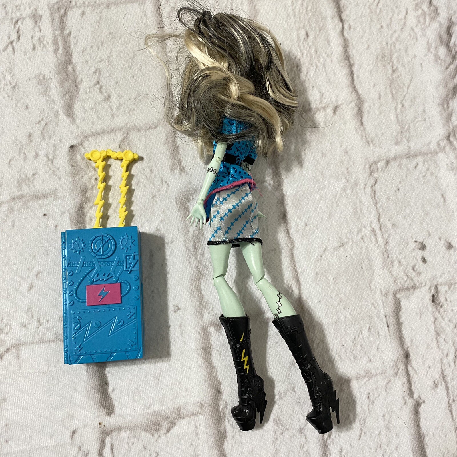 Monster High FRANKIE STEIN Scaris City Of Frights with suitcase