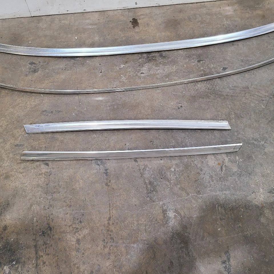 89 1989 MERCEDES BENZ 560SL EXTERIOR WINDSHIELD MOULDINGS  Foto 4 de 4