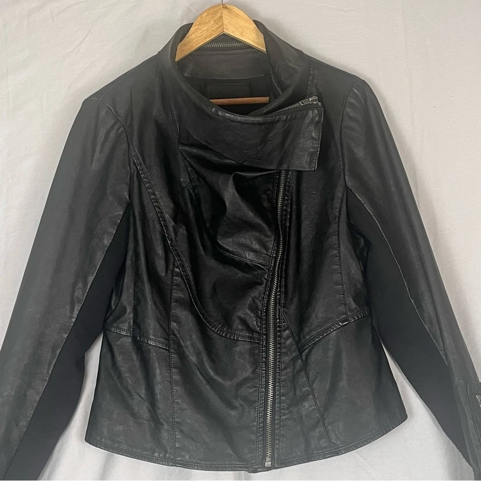 Chaqueta de motociclista de cuero vegano negra Blank NYC para mujer grande con cremallera asimétrica Baddie Foto 2 de 4