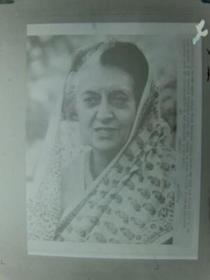 Indira Gandhi s/w Negativ nach unten scrollen Angebot für weitere Fotos