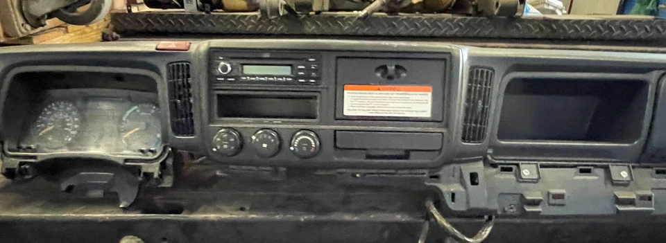 三菱 Fuso 2012 Canter FE 180 整个仪表板 Assemby — 第 3/4 张图片