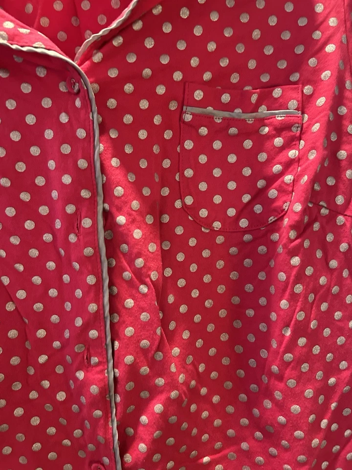 CACIQUE ~ (18-20) 2XL ~1 Bolsillo ~ Rojo con Puntos Plateados ~ Juego de Pijama de 2 Piezas ~ En muy buena condición ~ Foto 3 de 4