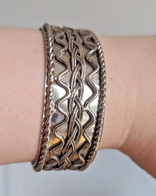 Silberfarbenes geflochtenes Armreif Armband