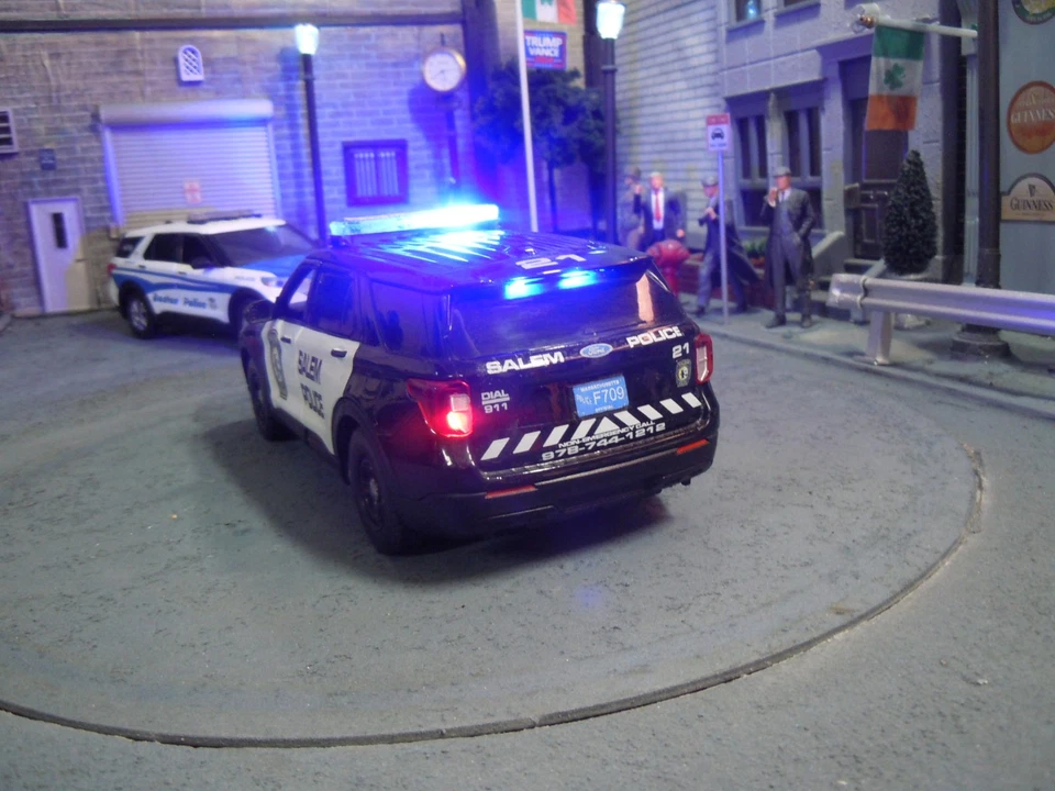 Salem MA Police 1/24 scale 2022 Ford Explorer with lights. - image 2 of 4