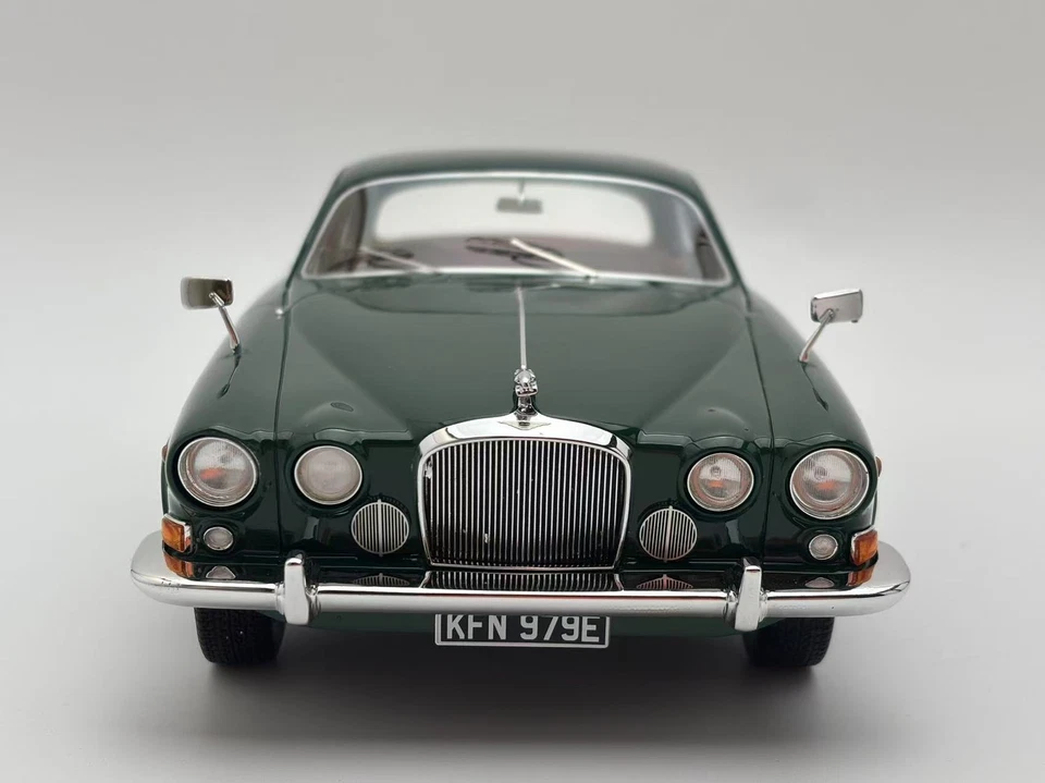 Bos 1/18 Jaguar Mark X 10th Generation 420G UK Green Resin Unopenable Car Model - Image 4 of 4