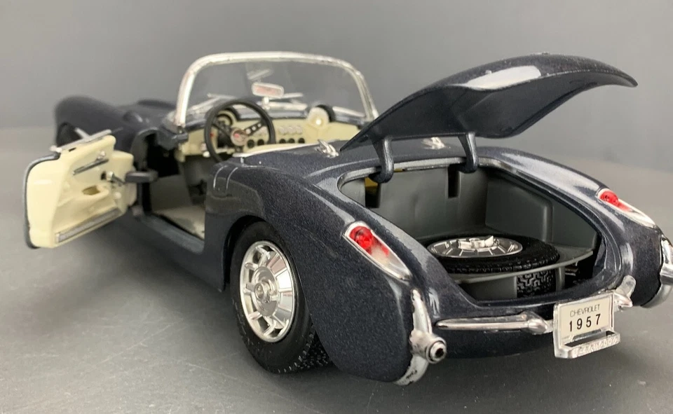 Corvette conversível 1:18 Road Tough Diecast 1957 - cinza metálico D0984 - Imagem 4 de 4