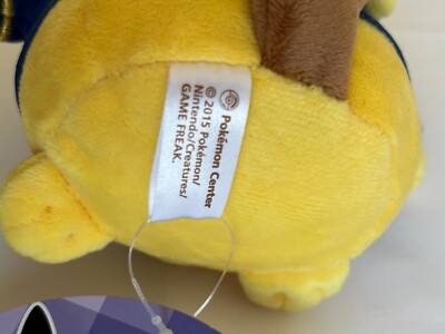 Peluche Pokémon Center Pikachu – Édition Tokyo Train Station (Grande Taille)