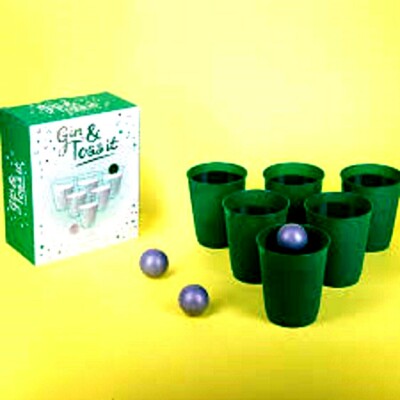 Gin & Toss it Beer Pong with 10 green cups and three silver ping pong balls-New!