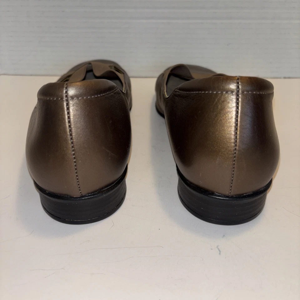 Kumfs Womens 41 US 11 Shoes Slip On Flats Comfort Gold Tone - Image 4 of 4