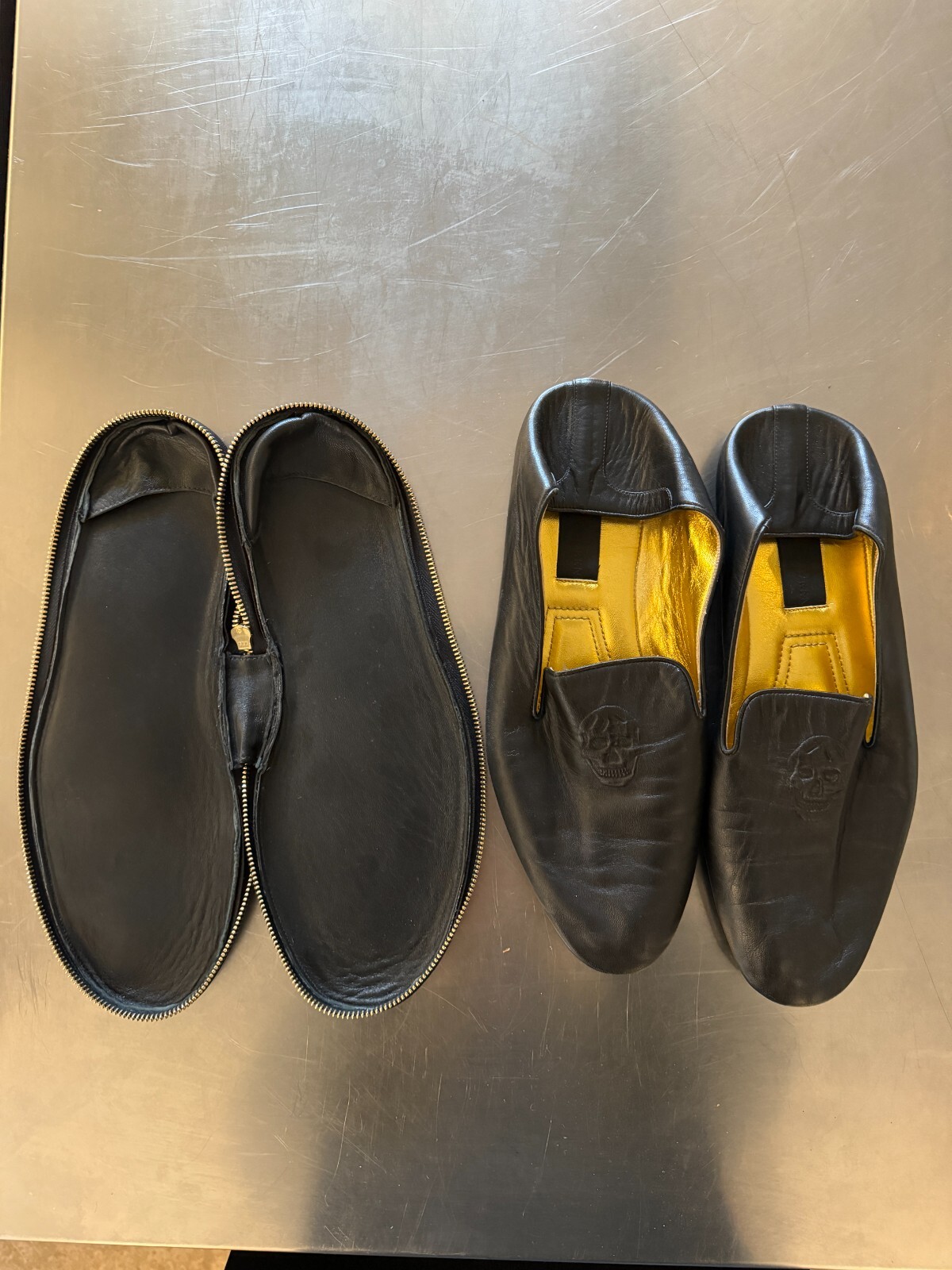 PANTOFOLA D’ORO Alexander McQueen Pantofole in pelle nera con cerniera oro custodia da viaggio taglia 42