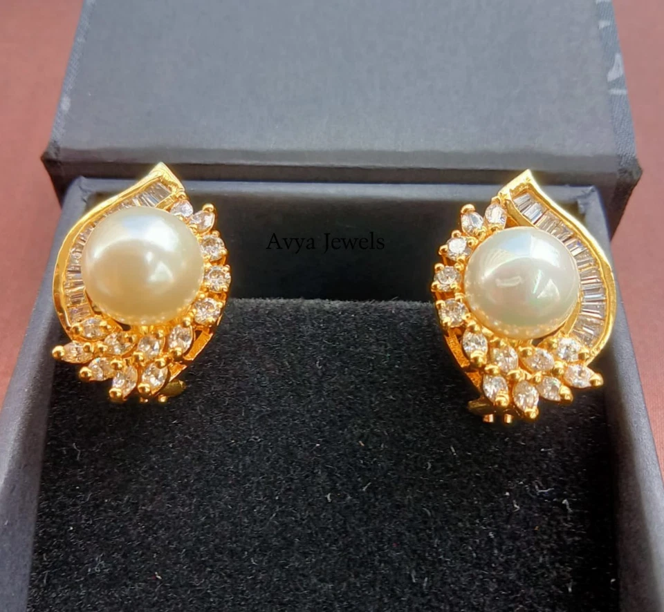 Pendiente trasero Omega de perlas de corte redondo creado en laboratorio de 4 quilates enchapado en oro amarillo de 14 k Foto 4 de 4