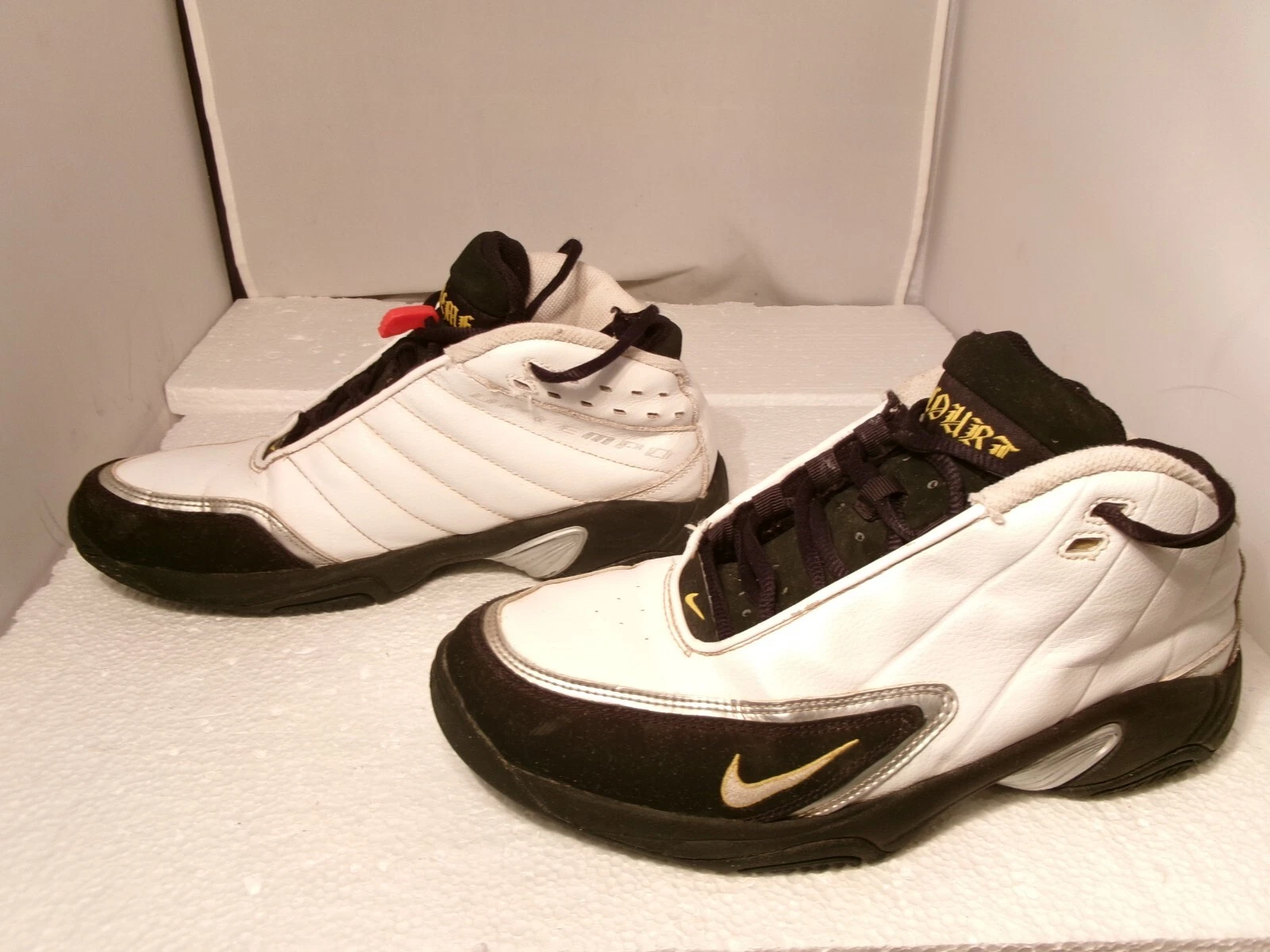 Chaussures de baskeball Nike Uptempo Supreme Court SC 2006 garçons 7 ans jeunes noir et blanc