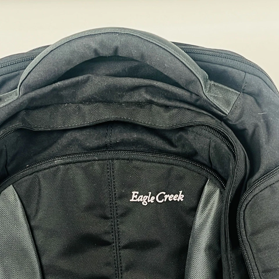 Mochila de equipaje de viaje con ruedas Eagle Creek negra y gris con varios compartimentos Foto 2 de 4