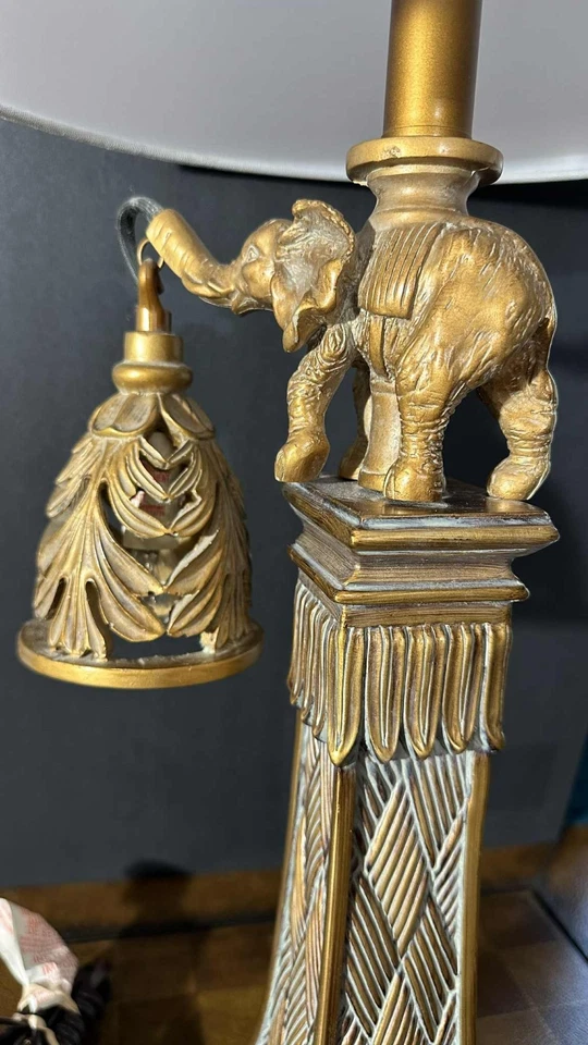 Bonita lámpara de mesa de polietileno con acabado de bronce Dillian con luz nocturna de campana de elefante Foto 4 de 4