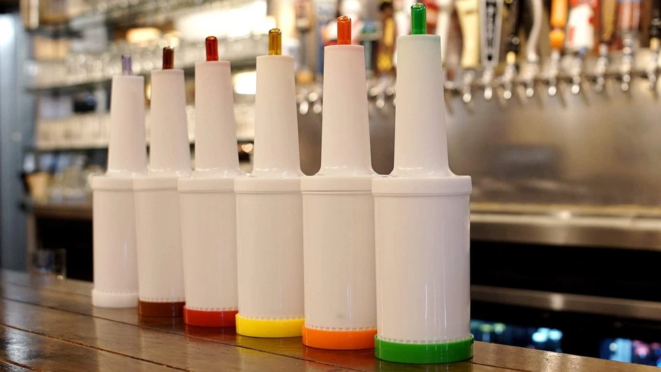 Juego de 6 botellas para verter barra de jugo de fruta y licor Flow-N-Stow de 1 cuarto (32 oz.) Foto 2 de 4