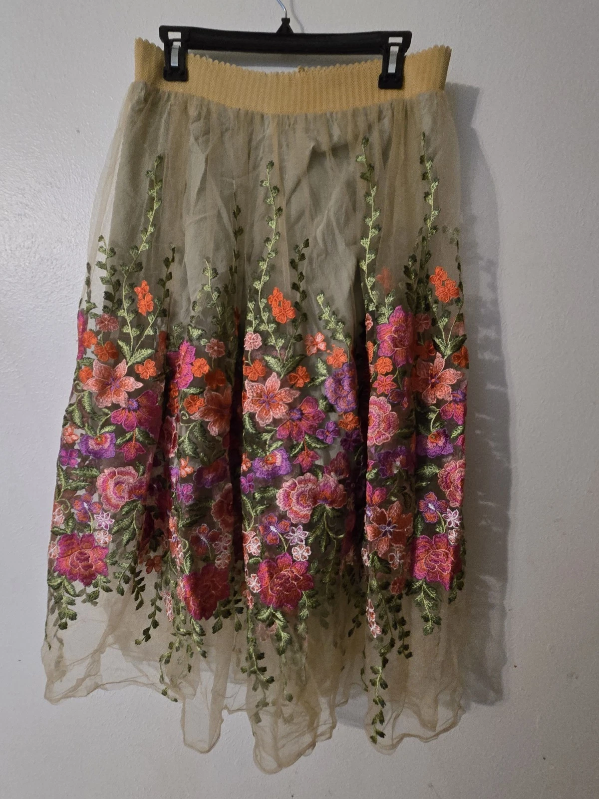 Beige Tulle Floral Embroidered A-Line Pull-On Skirt Elastic Waist Knee M
Opens in a new window or ta