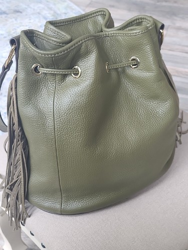 G.I.L.I. BOLSO DE HOMBRO HOBO CON FLECOS DE CUERO GRANULADO OLIVA CON CORDÓN CRUZADO - Imagen 2 de 5