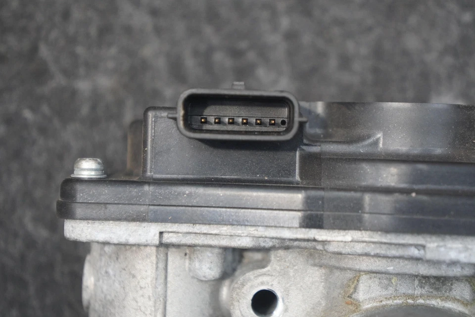 Válvula de carrocería del acelerador izquierdo 16119JF00F OEM Nissan GT-R 2010-21 Foto 4 de 4