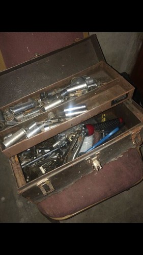 VINTAGE HEAVY DUTY METAL TOOL BOX W/ LOTS OF TOOLS. - Picture 4 of 4