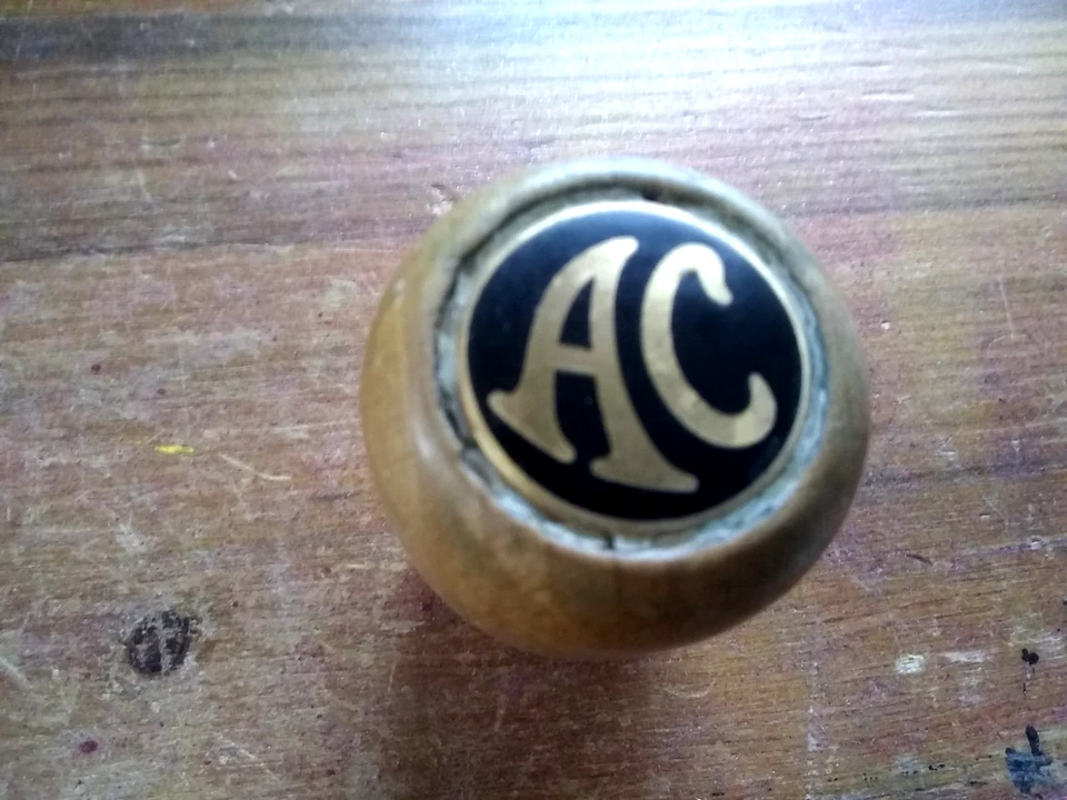 AC VINTAGE WOODEN GEARKNOB, WOOD AND ENAMEL CENTRE BADGE, COBRA, ACE, ACECCA - Image 2 of 3