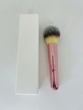 Mini cepillo multipolvo It Cosmetics aproximadamente 4 pulgadas