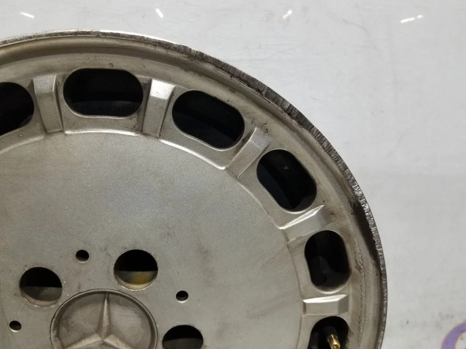 89 1989 MERCEDES BENZ 560SL 15X7 WHEEL RIM  - Image 4 of 4
