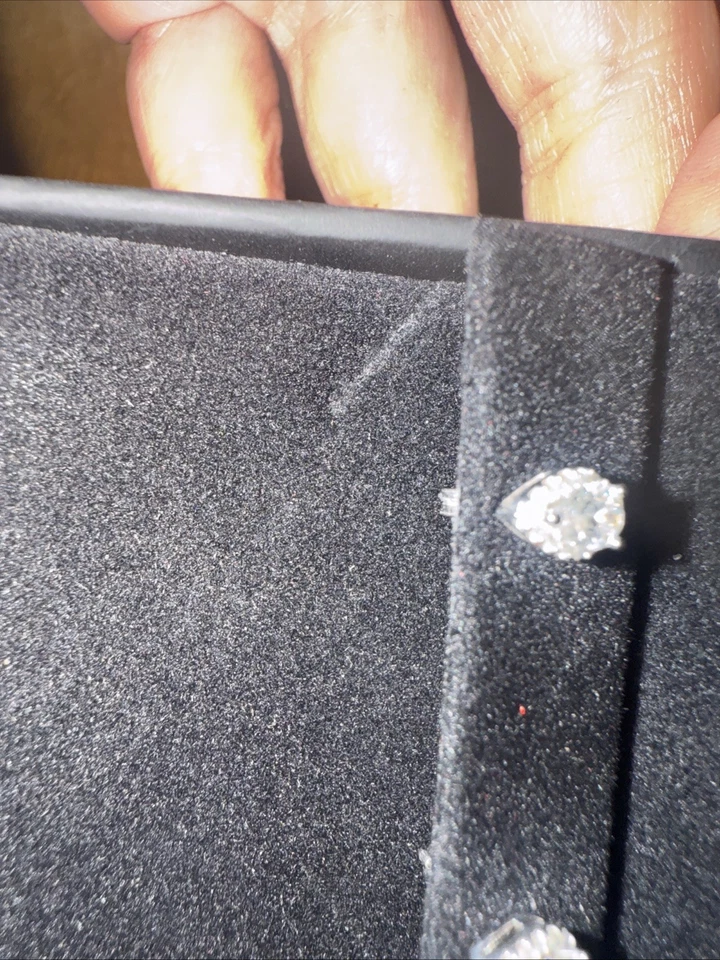 Aretes con marco de diamantes en forma de pera certificados TW de 1/2 quilate en oro blanco de 14 k Foto 2 de 4