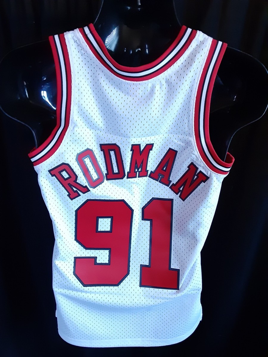 Mitchell & Ness NBA Swingman Chicago Bulls 97-98 Dennis Rodman Men's Jersey  White SMJYAC18079-CBUWHIT97DRD